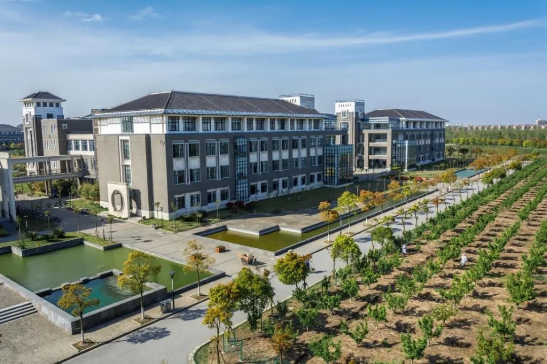 金秋相约欢迎报考上海海洋大学一起探寻神奇的蓝海一起写下精彩的青春