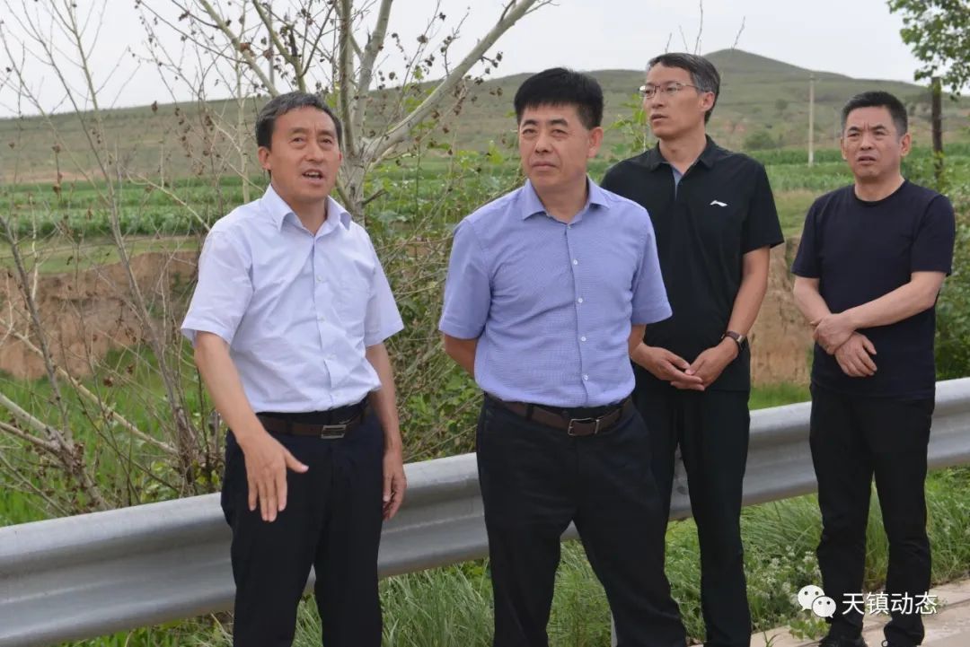 郝献民一行深入我县就全国光伏扶贫现场观摩会前期准备工作进行现场