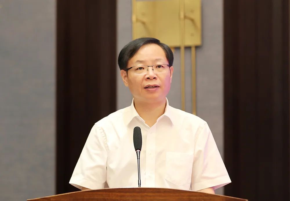 签约仪式由市人大常委会副主任,市政府秘书长林金荣主持.