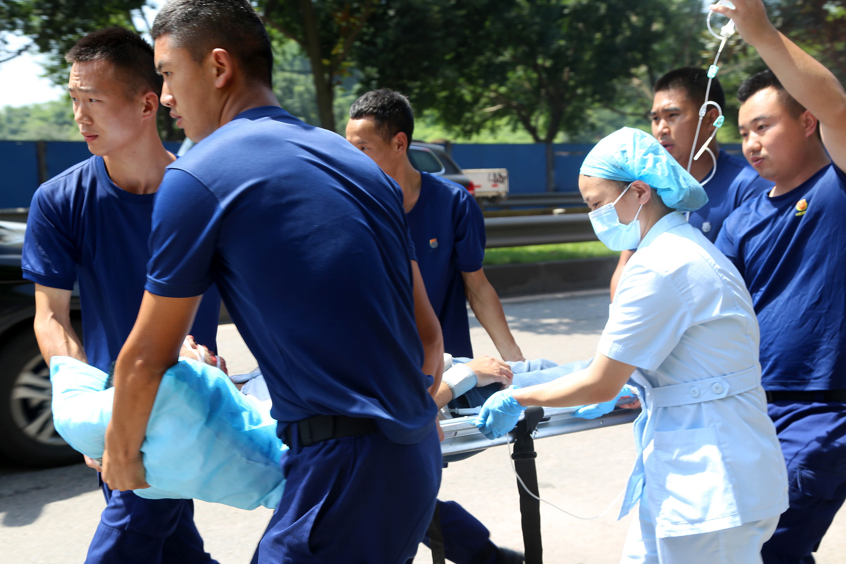 森林消防员执勤途中紧急救助路边一昏迷男子