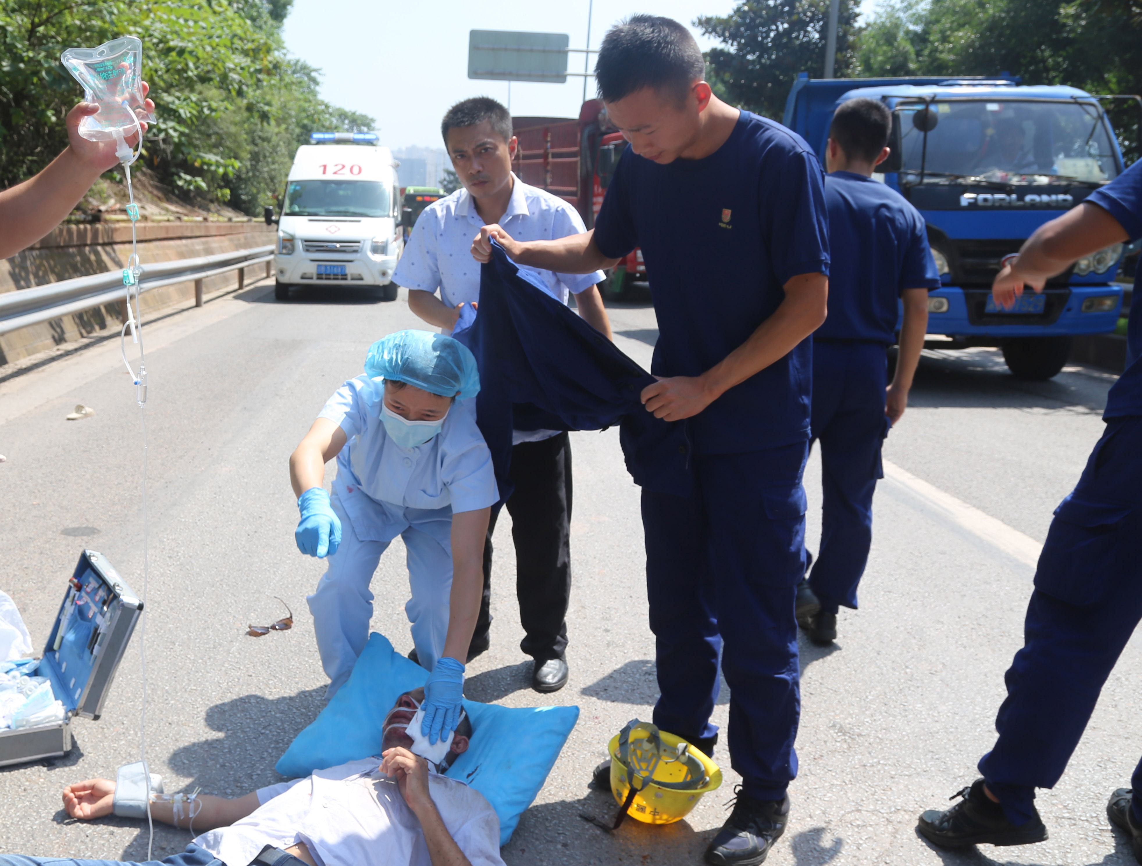 森林消防员执勤途中紧急救助路边一昏迷男子