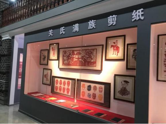 九台区新时代文明实践文体活动基地的"关氏满族剪纸"展示墙