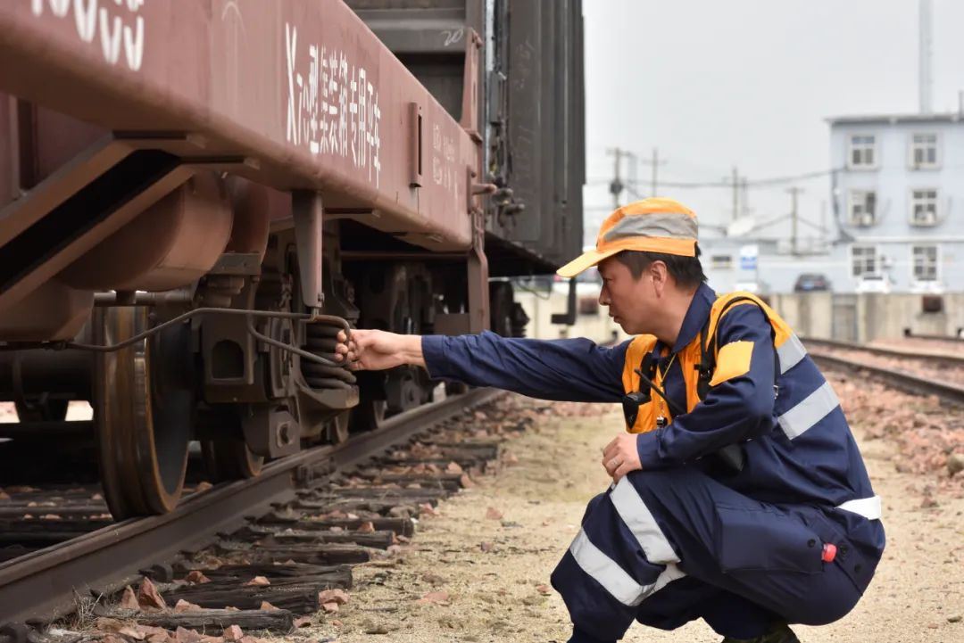 各站段参赛人员逐一上场比拼竞赛采取现场抽题形式防(撤)溜,作业标准