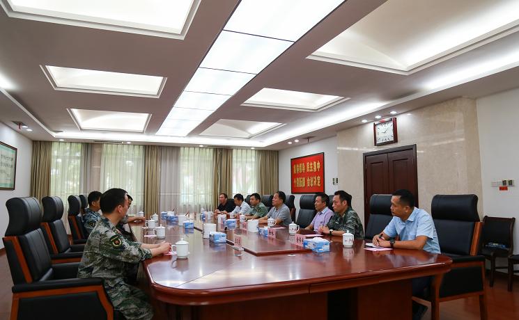 湾里管理局筹备工作领导小组领导八一前夕走访慰问南昌警备区官兵