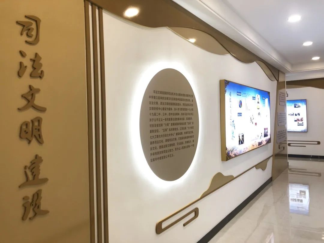 随后,官兵们先后参观了诉讼服务中心,执行指挥中心,审判法庭,文化长廊