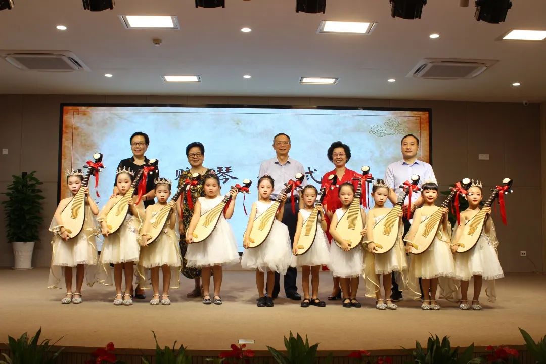 宝韵音乐幼儿园琵琶社团的小朋友们还带来了精彩的演出,精湛的琴技