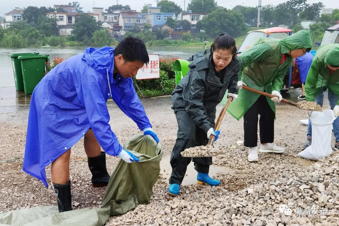 和退役军人一起突击7月24日,中垾镇由于上流泄洪导致河水迅速上涨