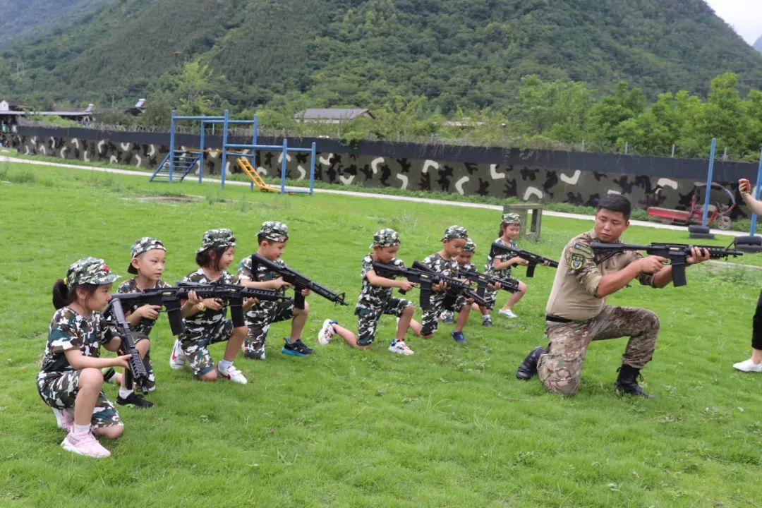接下来是大家最期待的枪支动作展示,教练哥哥带小朋友一起学习了打靶