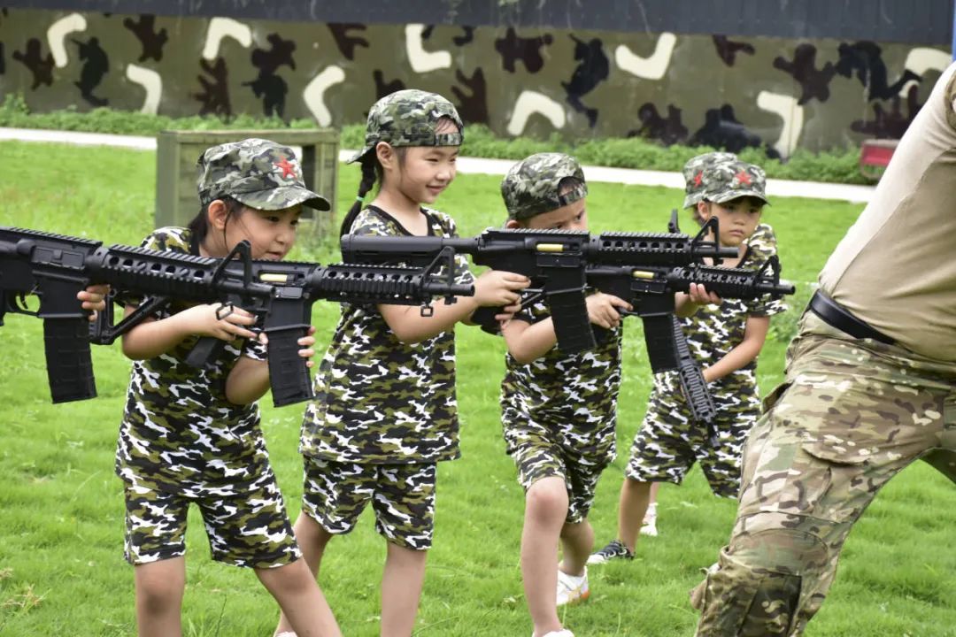 接下来是大家最期待的枪支动作展示,教练哥哥带小朋友一起学习了打靶