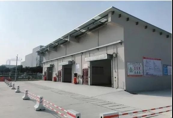 危险化学品仓库应采用不导热的耐火材料做屋顶和墙壁的隔热层,屋檐要