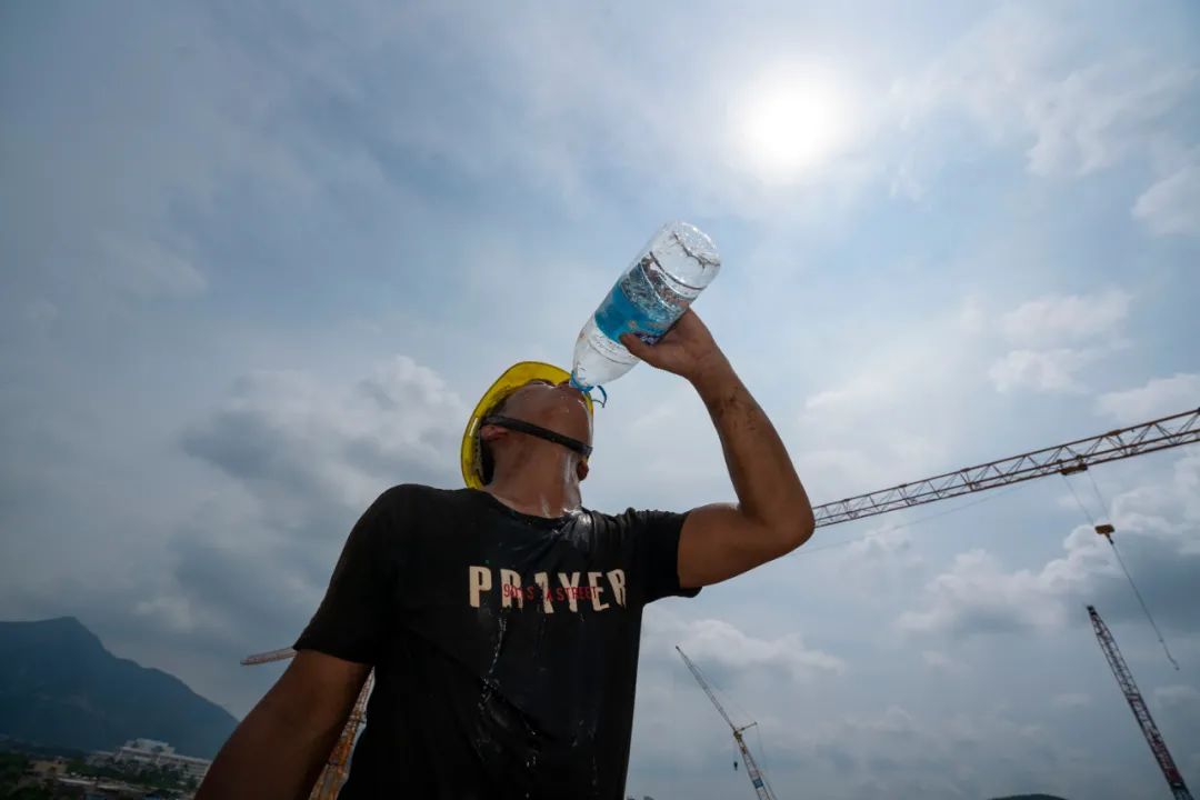 辛苦晒!高温烈日下最可爱的清远人