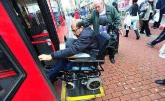 德国怎么照顾残疾人？电梯按钮配盲文，公交车为轮椅泄压