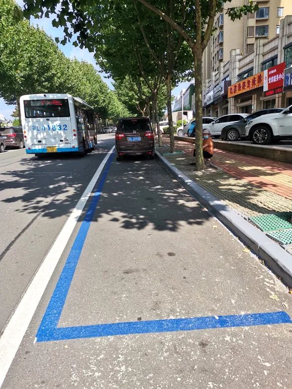 市区新增蓝色停车线限时免费停车