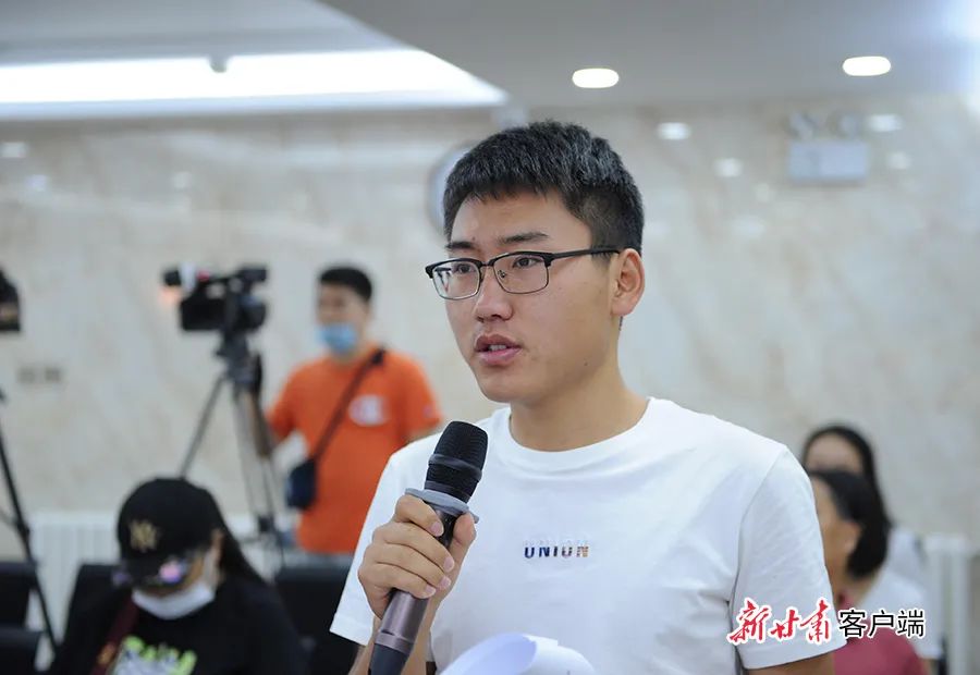 张卓:就业是民生之本,就业扶贫是最直接,最有效的扶贫方式.