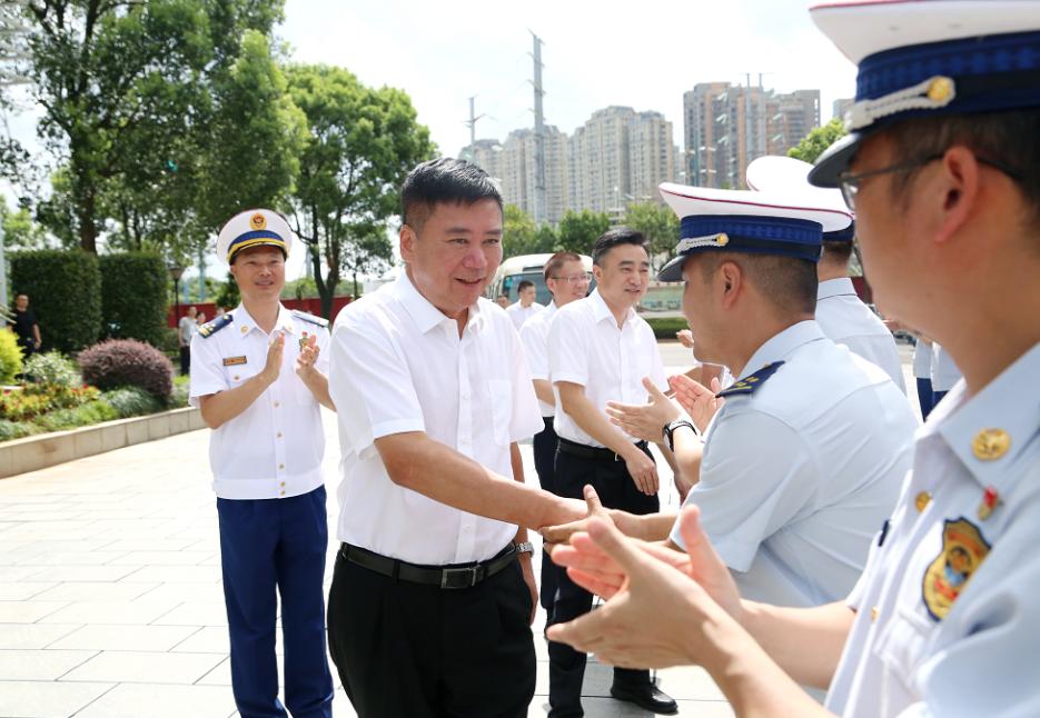 武警海警总队浙江支队温州大队,为消防救援队伍指战员和部队官兵送上