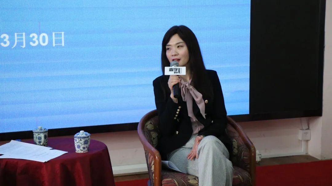 策划了"龙凤旗袍"专场活动,smg高级编辑,上海作家协会会员何菲以"衣"