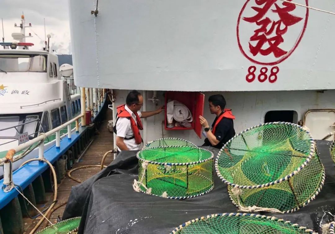 规定,8月1日12时起,浙江海域的桁杆拖虾,笼壶类和刺网类渔船将结束