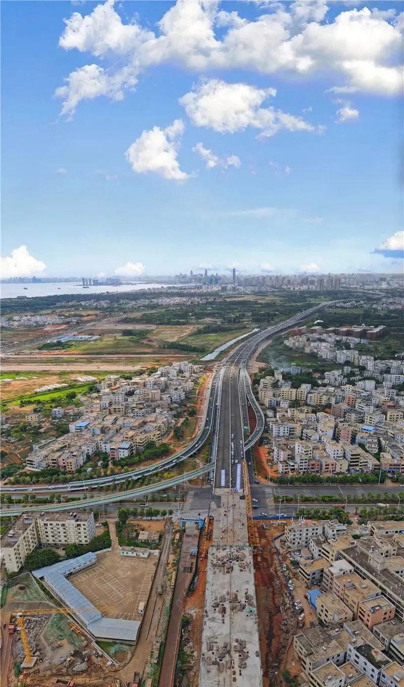 今天海口海秀快速路二期项目主线高架桥合龙