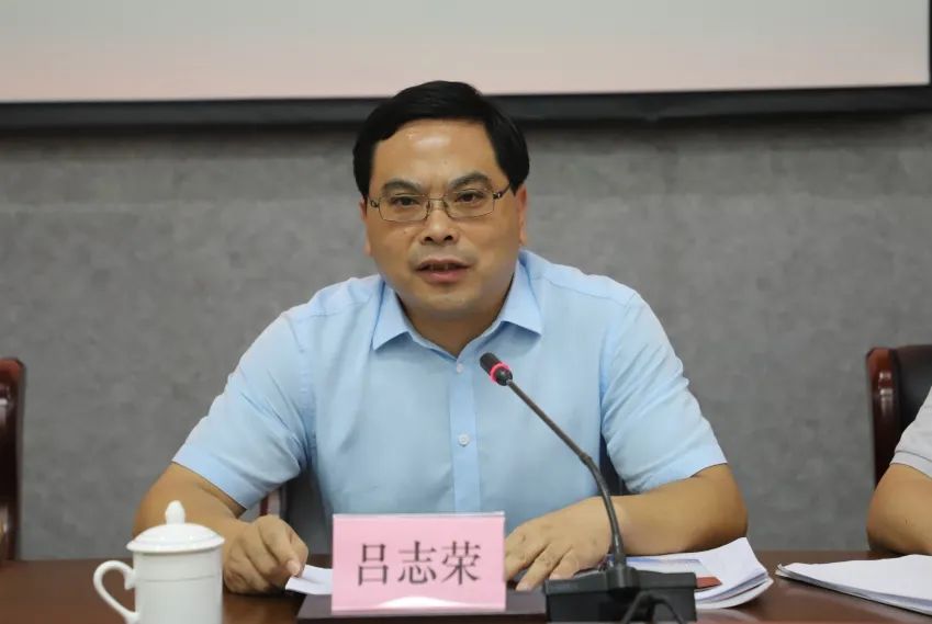 区委统战部常务副部长吕志荣主持会议▲部分管领导部署工作▲交流