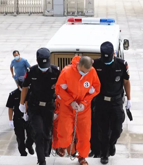 8人在房县公开受审