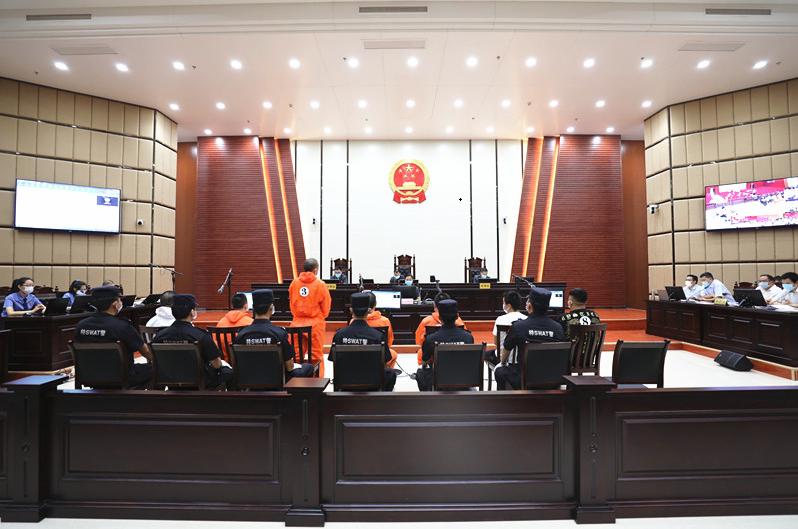 8人在房县公开受审