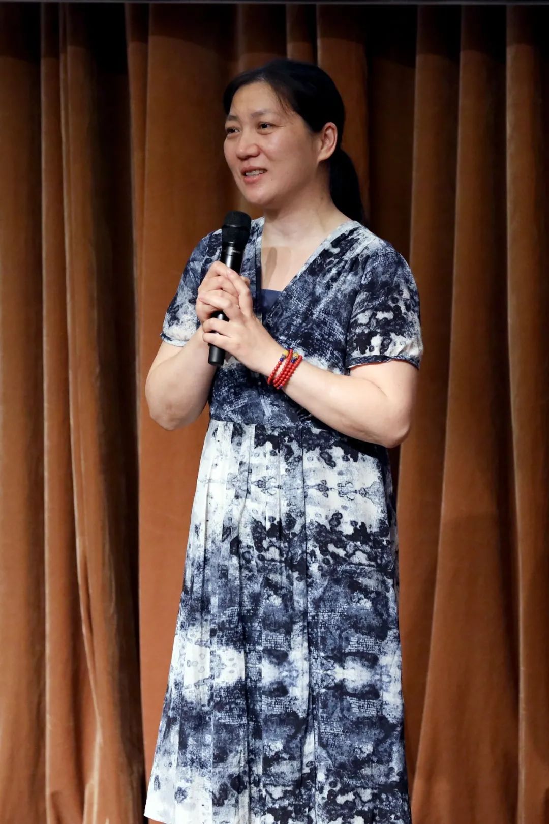 援鄂医护人员代表范小红(左)和陈贞(右)发表观后感言上海第八批援鄂