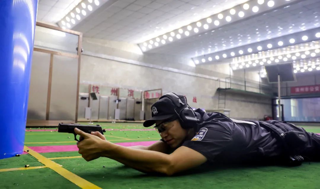 枪 王 诞 生原地立姿无依托射击,掩体两侧分别立姿,跪姿射击,卧姿射击