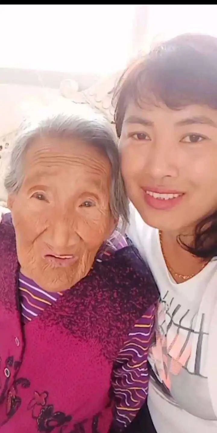 周淑仿带着婆婆嫁人