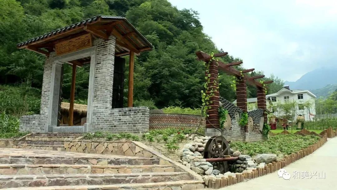 小溪沟位于高岚村四组,建设了主题小公园,公共厕所,景观绿化等项目,对