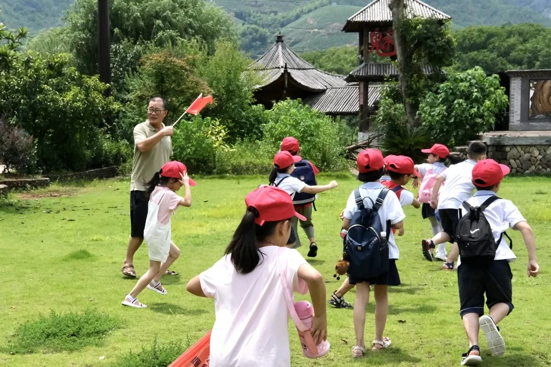 她服务融入武义携手同行武义妇联牵手暑期小候鸟乐享非遗研学之旅