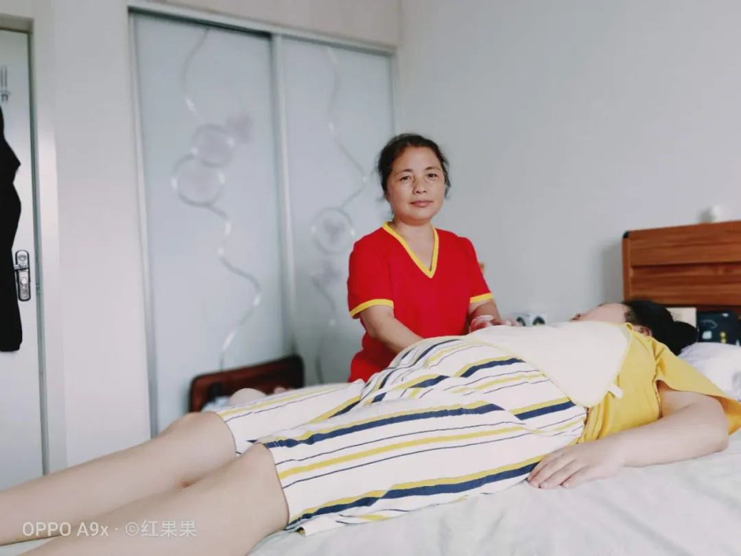 温桂梅,50岁,红果果母婴家政的负责人,进入家政行业12年