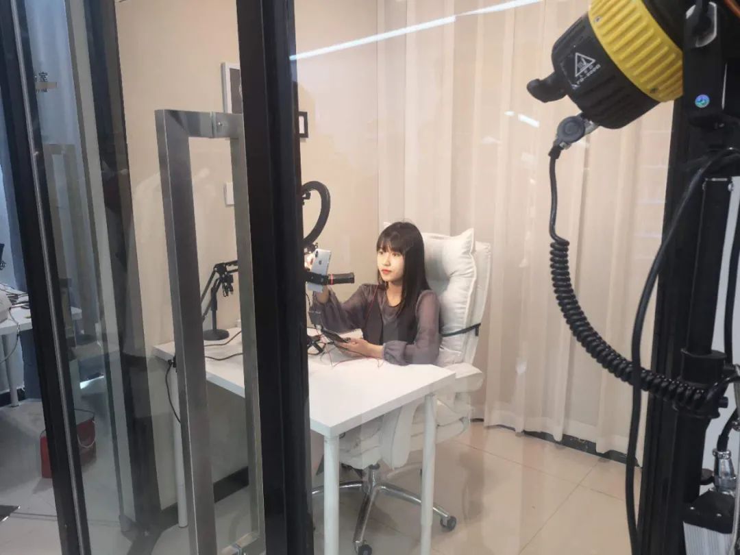签约网红在直播间练习