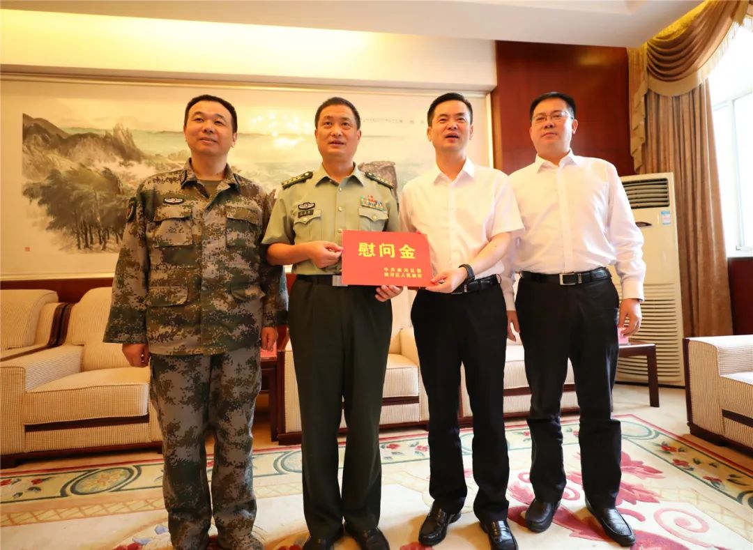 八一前夕区领导走访慰问部队官兵