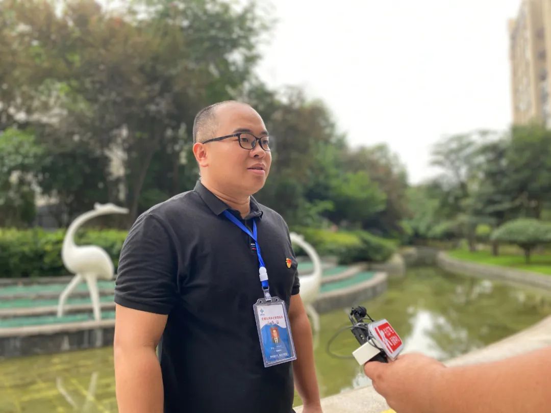 刘仕杰从事网格工作已有5年,进小区,进楼栋,进家门,访民情,解民忧.