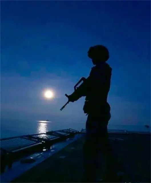 面对枪林弹雨只因他是一名军人这所有的"不必"他都扛在肩上负重前行他