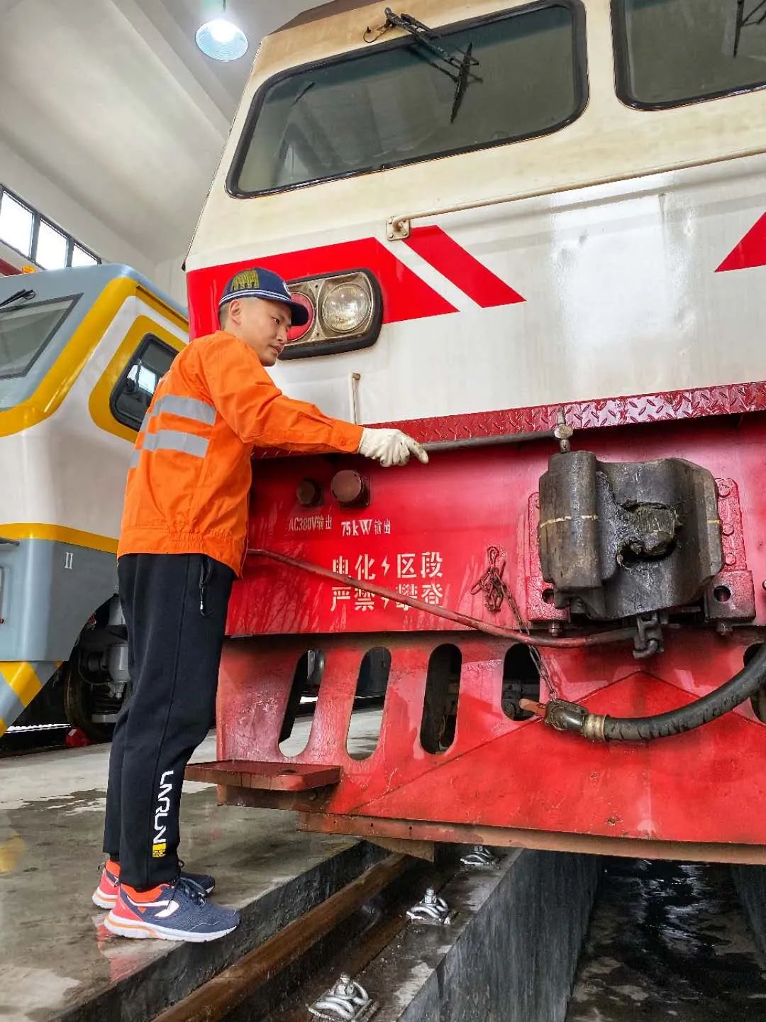 檢查監控車間探傷工 劉毅▼▼▼永安工務段座右銘:一屋不掃,何以掃天