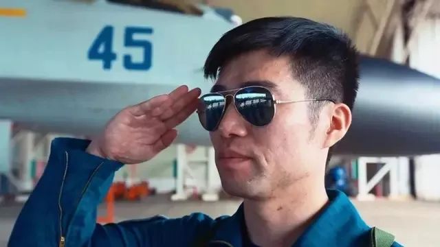 石桥街道人,1984年5月出生,2002年9月入伍,现任92913部队副团职飞行员