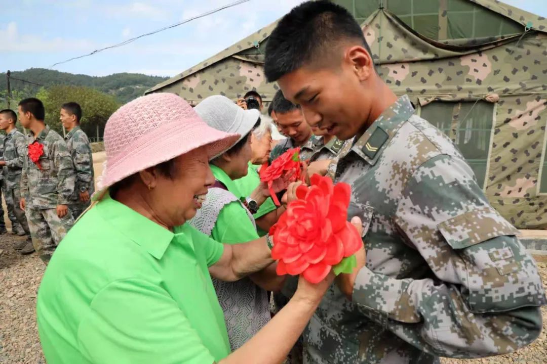 带领"老妈妈拥军服务队"的老妈妈们来到65735部队,为即将退伍回乡的"
