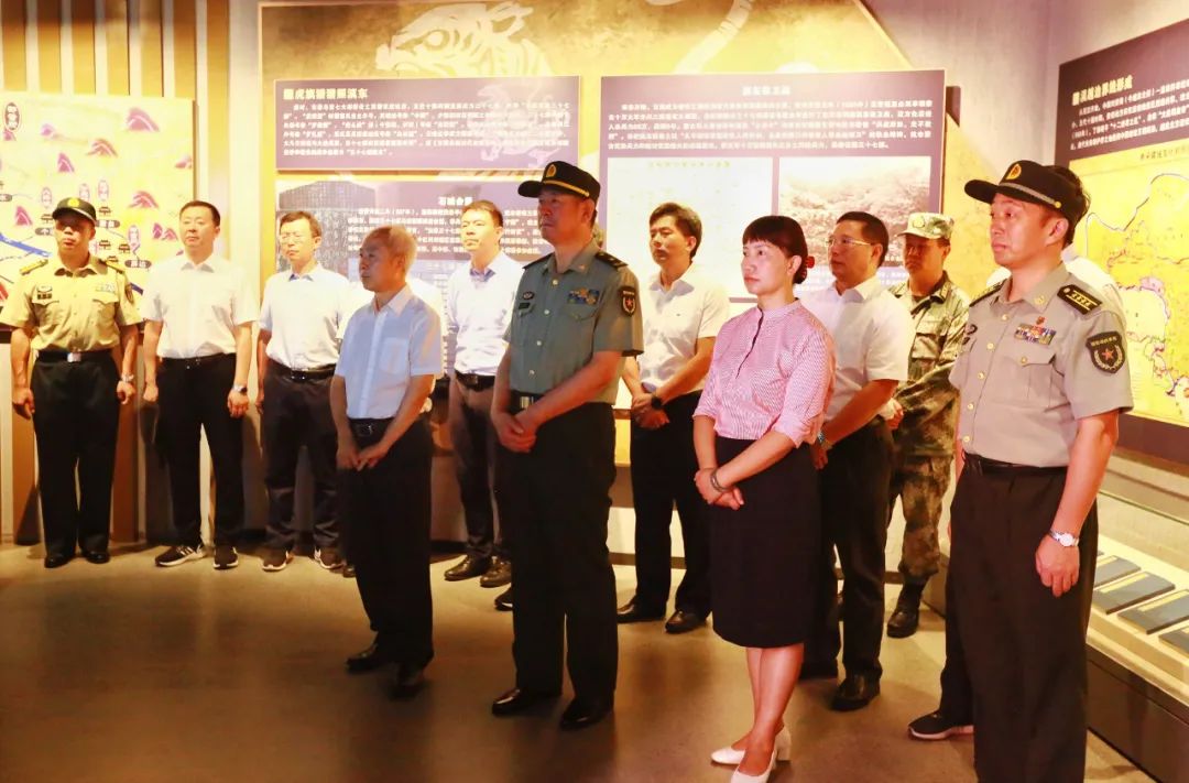 姚国华,罗萍,陈智共同为红河革命军事馆揭牌7月31日,我州在蒙自军分区