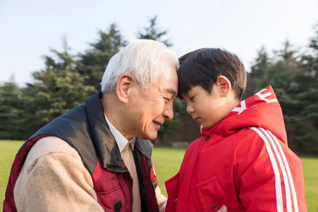 老人照看孩子图片图片