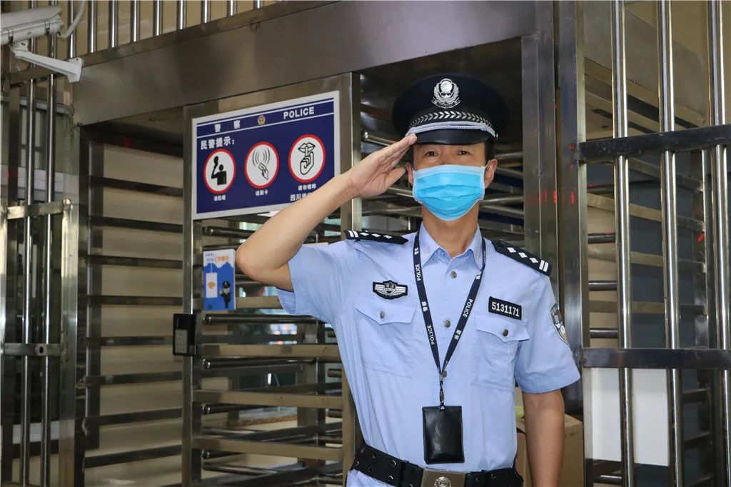 八一特辑过节的他们把忠诚镌刻在岗位上