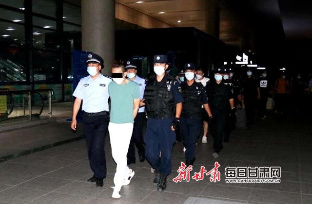 跨省追捕大快人心兰州警方押回12名电诈嫌犯