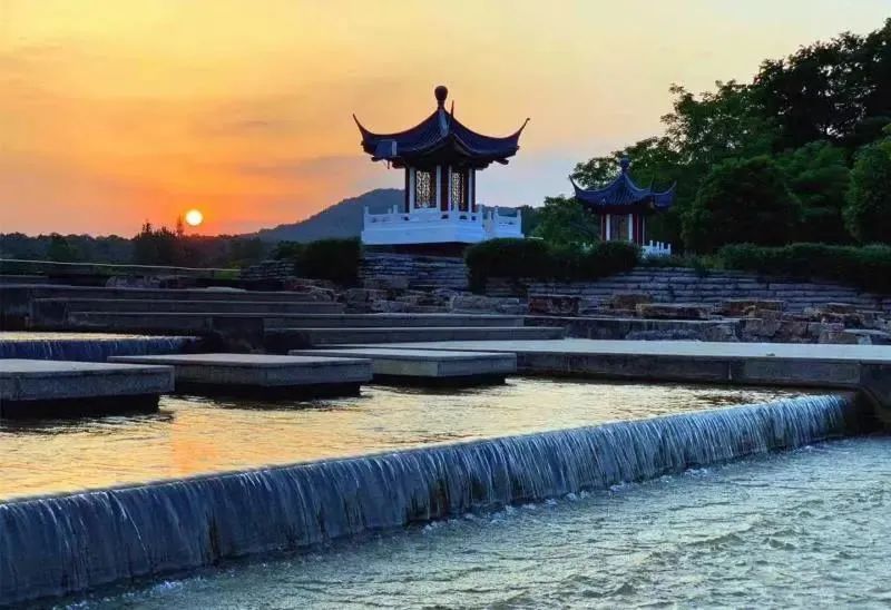 不久便能邂逅银瀑观鱼循着清脆的水声,沿着木质栈道镜山湖便会出现