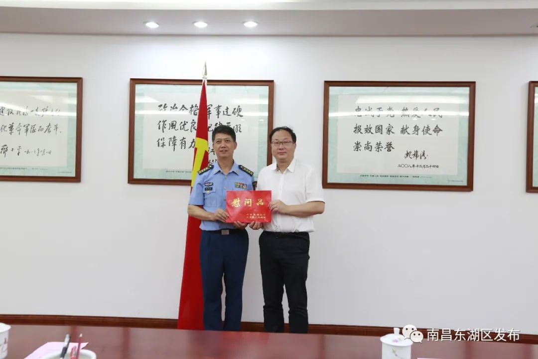 陆建刚表示,南昌警备区一定牢记东湖区人民的深厚情谊,继续巩固和发展