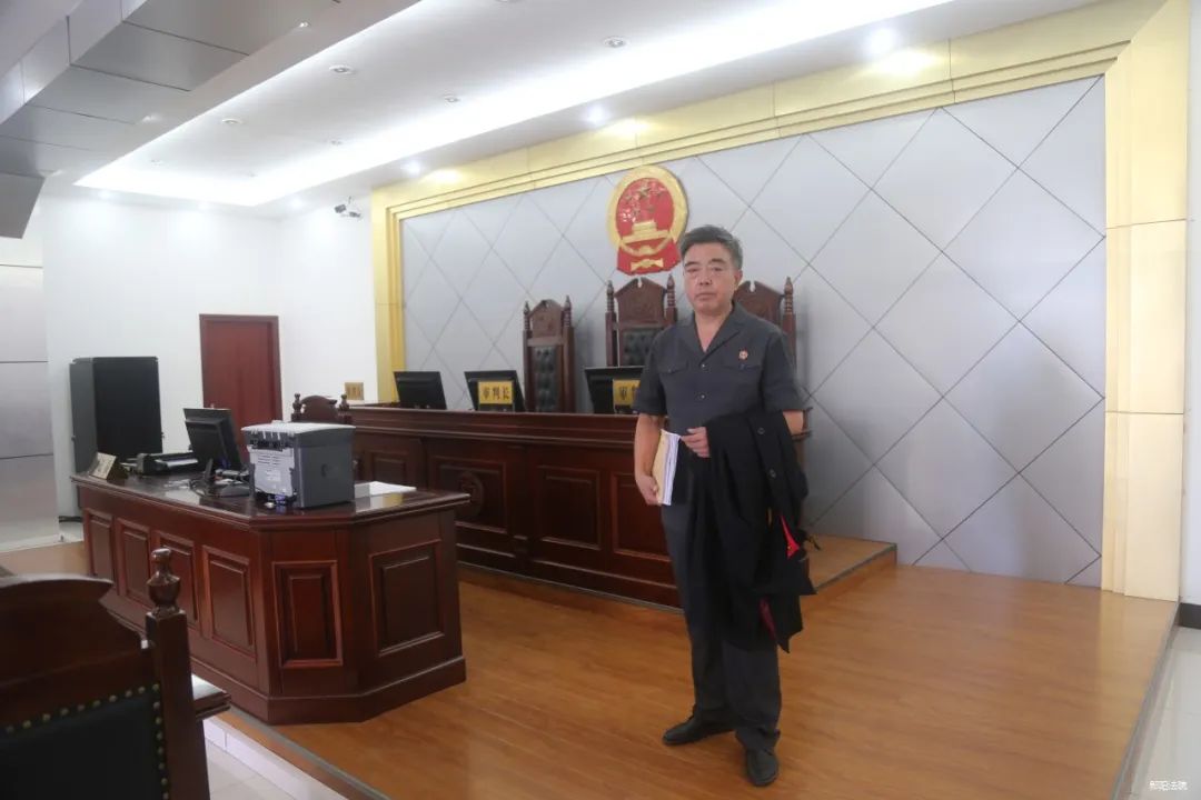 脱下法袍的时刻
