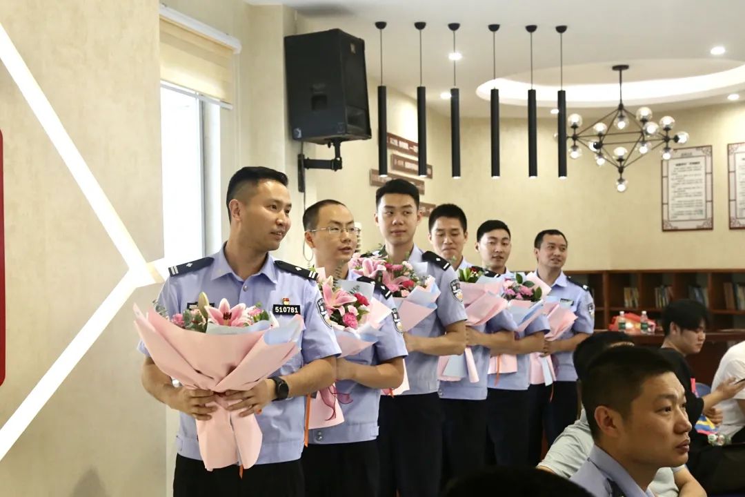 我们的八一节退役不褪色军魂永在心