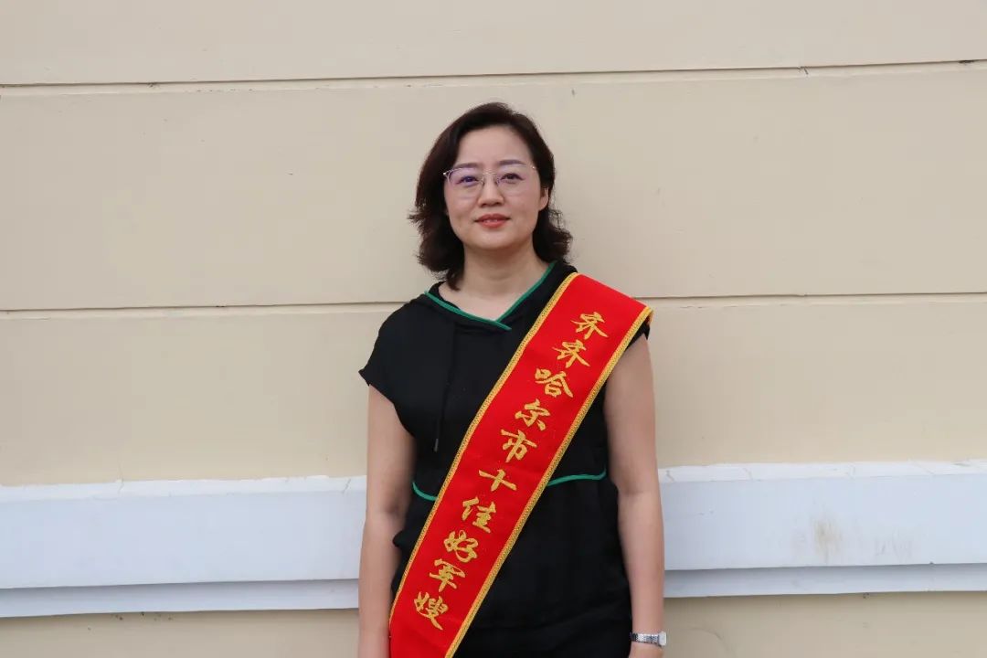 致敬最美军嫂我会永远站在你的左边因为我知道你敬礼的右手属于祖国