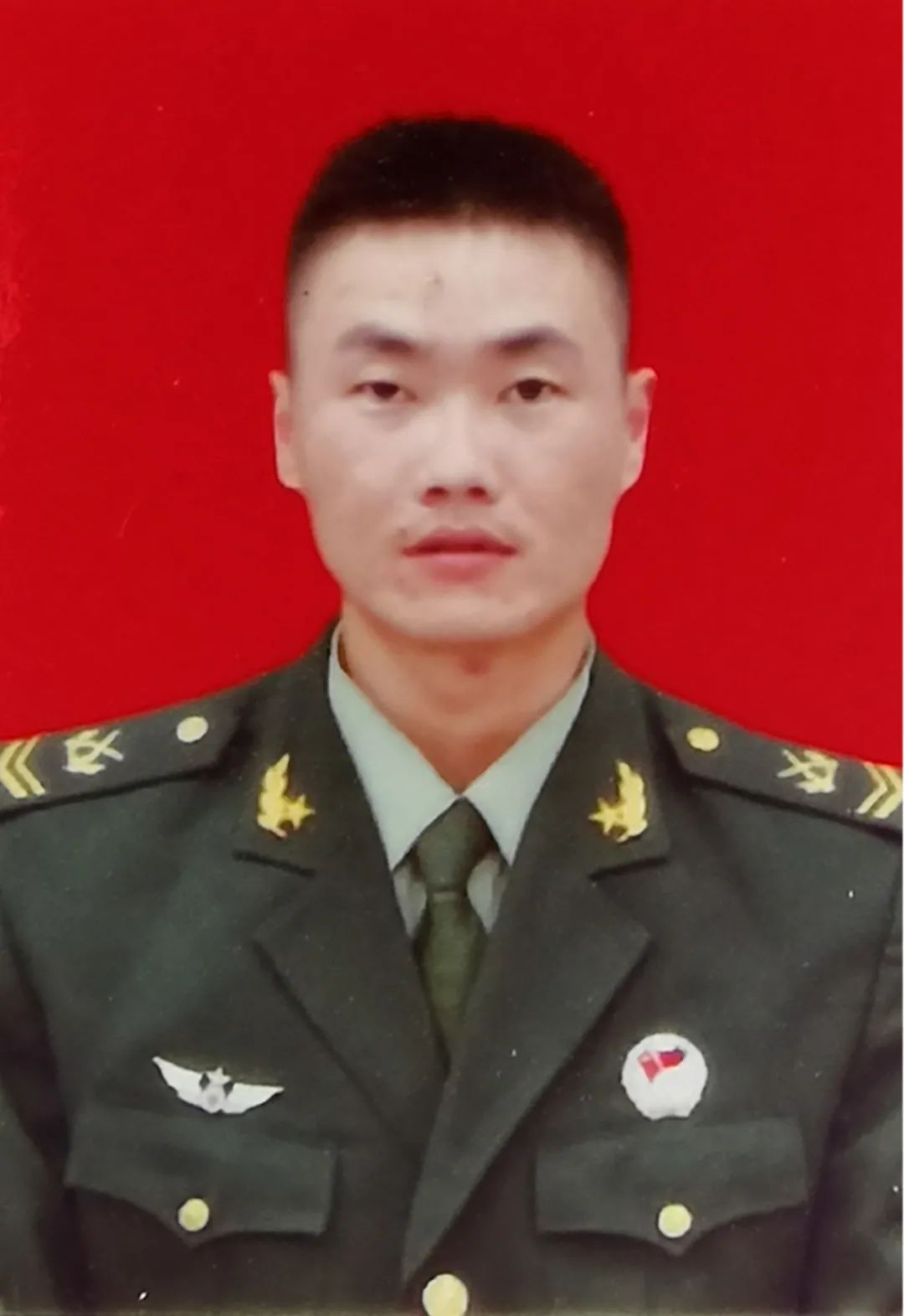 1990年11月出生,2009年12月入伍,现任31619部队代理排长,上士军衔