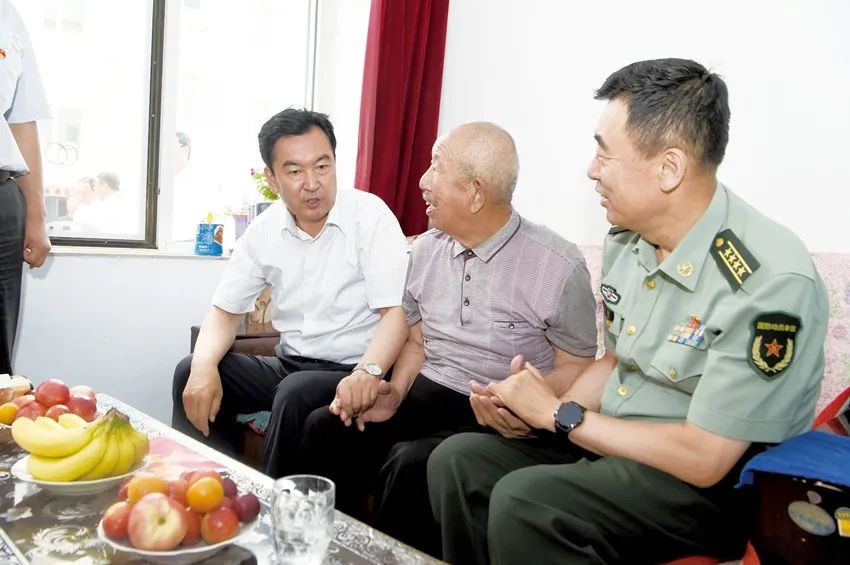 自治区人大常委会副主任,市委书记张院忠到达茂旗,走访慰问部队官兵