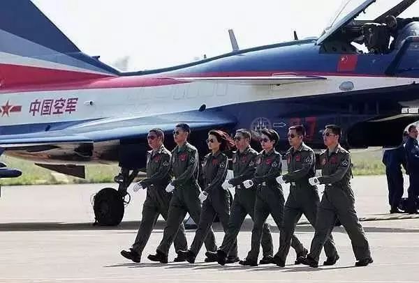 2016年11月12日,空军八一飞行表演队女飞行员,我国首位歼10女飞行员